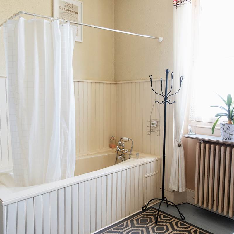 SDB privative sur le palier en face de la chambre