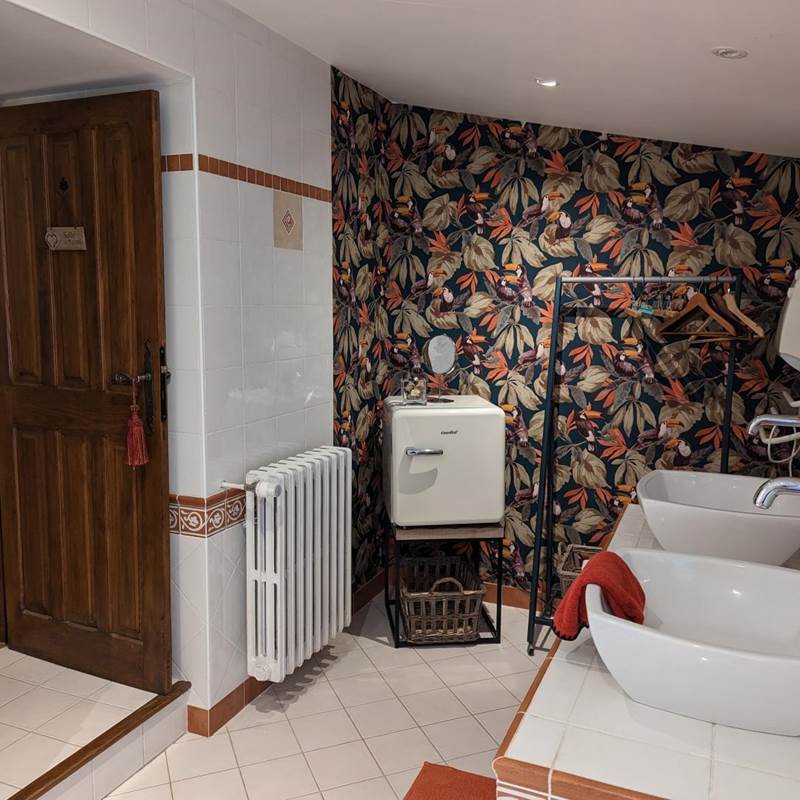 Moulin-Rouhaud-Suite-Junior-Amarante-salle-d'eau