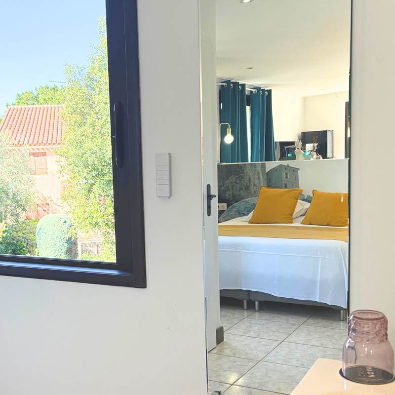Salle de bain ouverte sur la chambre avec douche et WC séparé