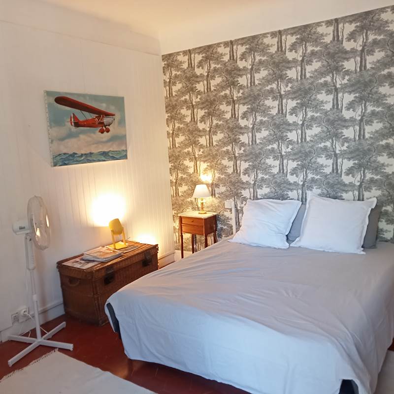 Le Mas Palegry chambres d'hôtes Perpignan - chambre n°2 côté jardin. Grande chambre très calme avec cheminée et un lit double très confortable, décor aéronautique, grande salle de bain privative avec une baignoire en fonte du 19 ème siècle.