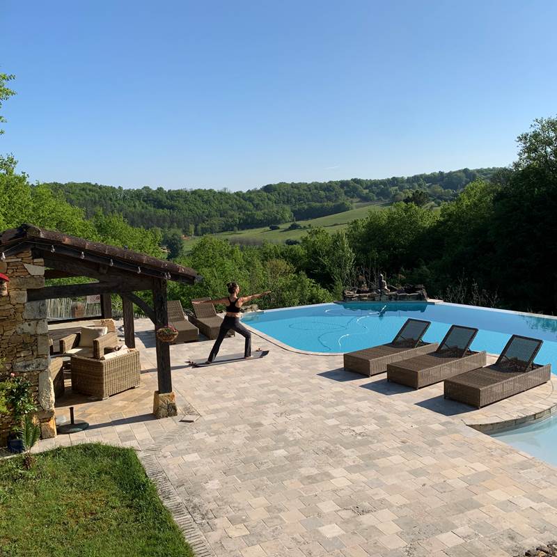 Yoga au bord de la piscine