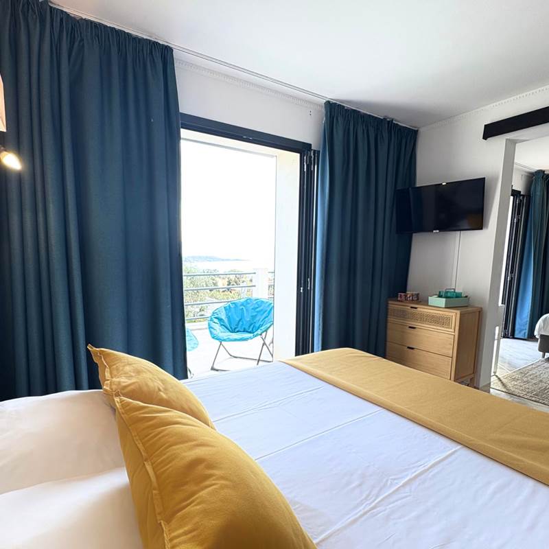 Chambre d'hôtes proche plage avec verrière donnant accès à la chambre d'enfants