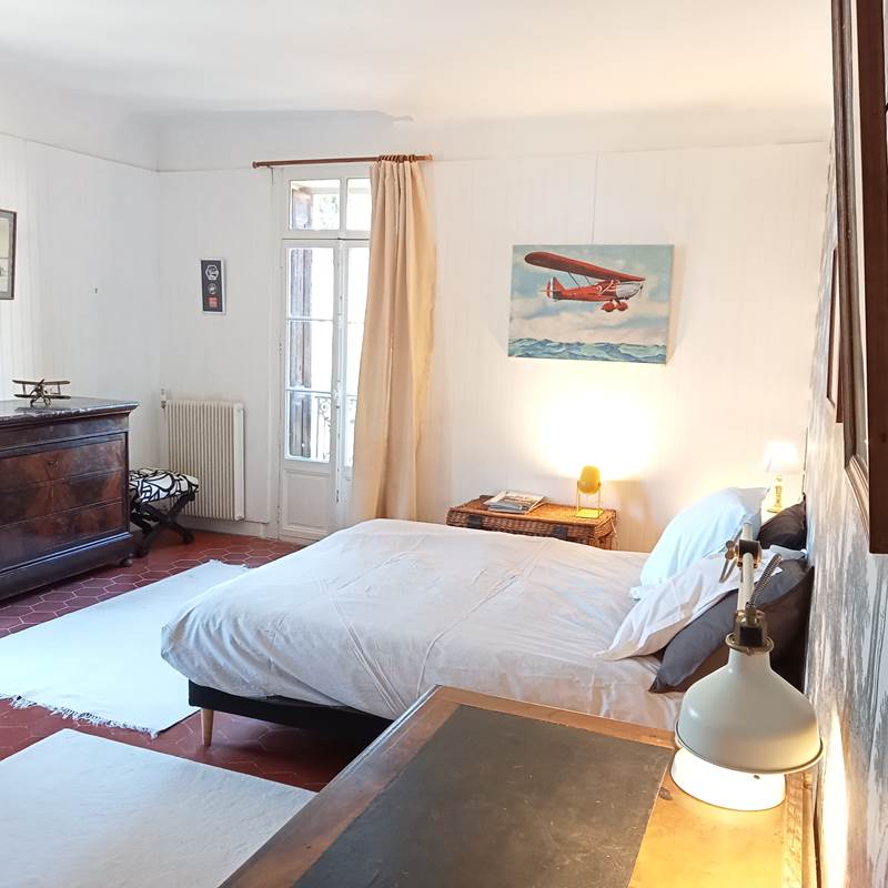 Le Mas Palegry chambres d'hôtes Perpignan - chambre n°2 côté jardin. Grande chambre très calme avec cheminée et un lit double très confortable, décor aéronautique, grande salle de bain privative avec une baignoire en fonte du 19 ème siècle.