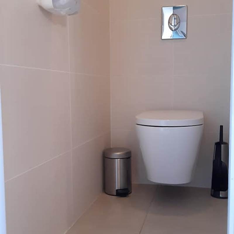 wc suspendu indépendant fermé dans la chambre