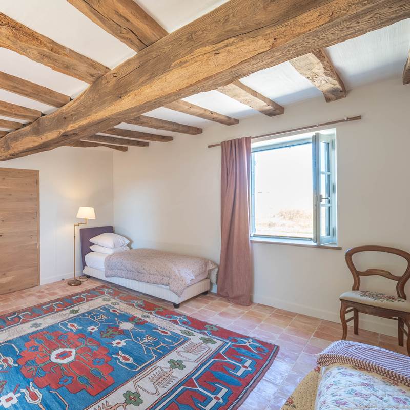 Lit d'appoint dans la chambre du rez-de-chaussée