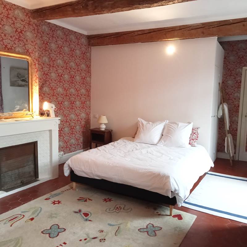 Le Mas Palegry chambres d'hôtes Perpignan - Chambre n°3 côté terrasse, un grand lit double et un lit simple. une cheminée et une salle de bain avec toilettes privative. Décor garanti début années 60. Sol en tomettes anciennes. Portes fenêtres sur mesure de 1870.