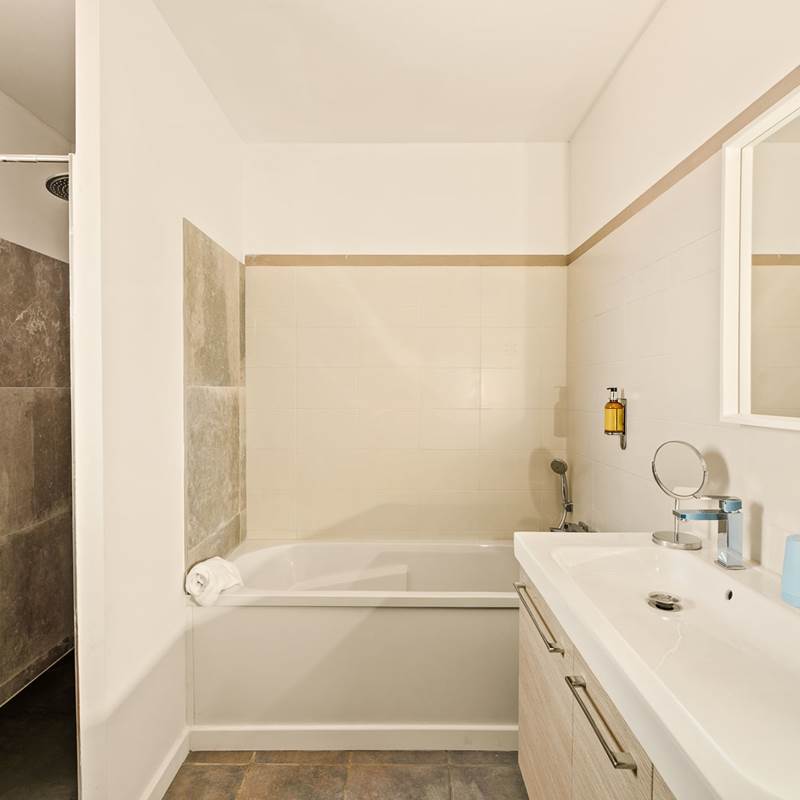 Salle de bain avec douche et baignoire de la junior suite, Casa Nova en Corse