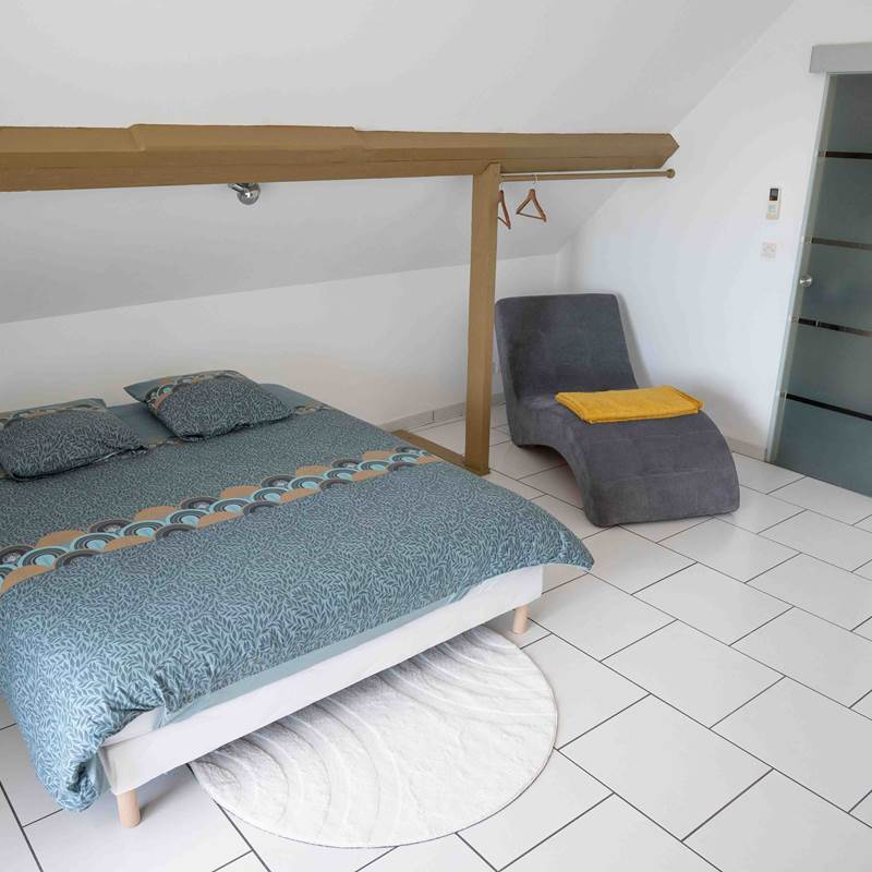 Grande chambre à l'étage avec lit 160x200
