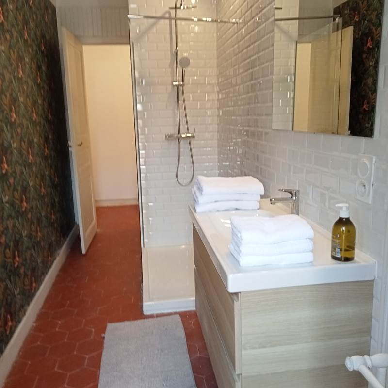 Le Mas Palegry chambres d'hôtes Perpignan - Chambre n°4 suite aux oiseaux une chambre parentale avec un lit double. Une chambre avec 3 lits simples, un grand bureau et une table en marbre. Une salle de bains