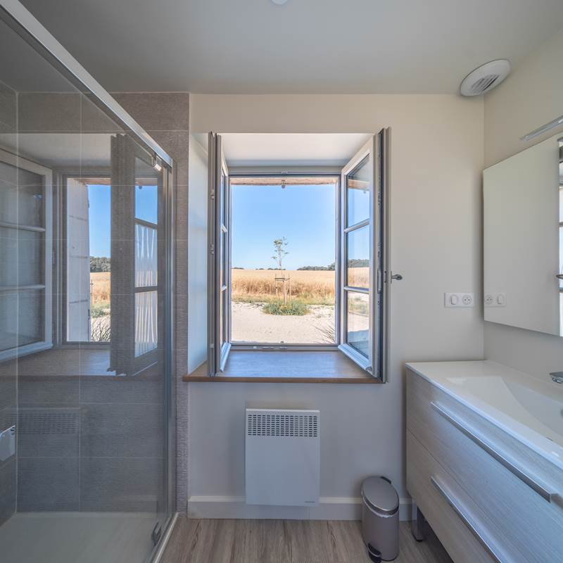 salle de bains de la chambre du rez-de-chaussée.