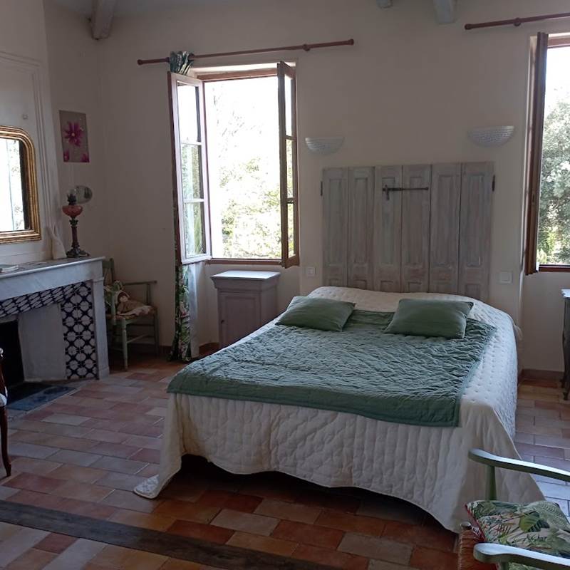 Lit dans chambre Amado