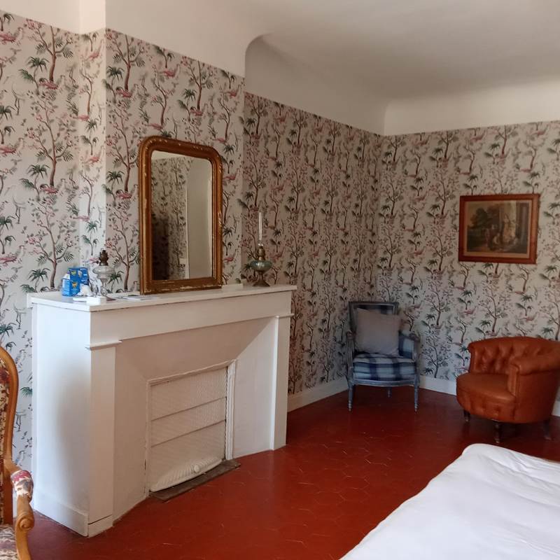 Le Mas Palegry chambres d'hôtes Perpignan - Chambre n°4 suite aux oiseaux une chambre parentale avec un lit double. Une chambre avec 3 lits simples, un grand bureau et une table en marbre. Une salle de bains