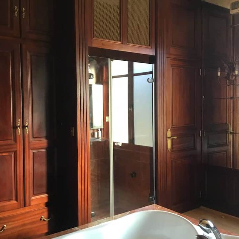 salle de bain de Cirsé et Pégase, douche italienne, toilette
