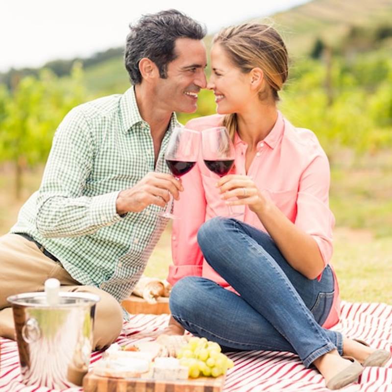 couple-heureux-tenue-verres-vin_107420-63102