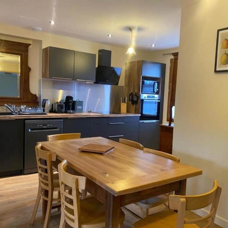 cuisine moderne équipée  salle à manger conviviale