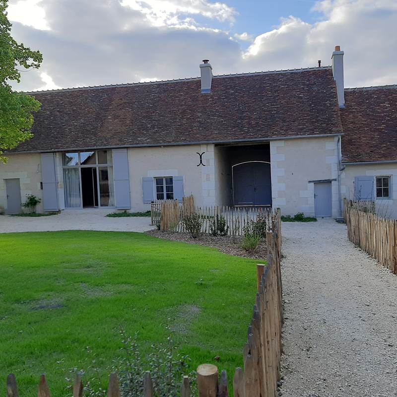 Jardin du Cygne et vue sur le porche d'entrée