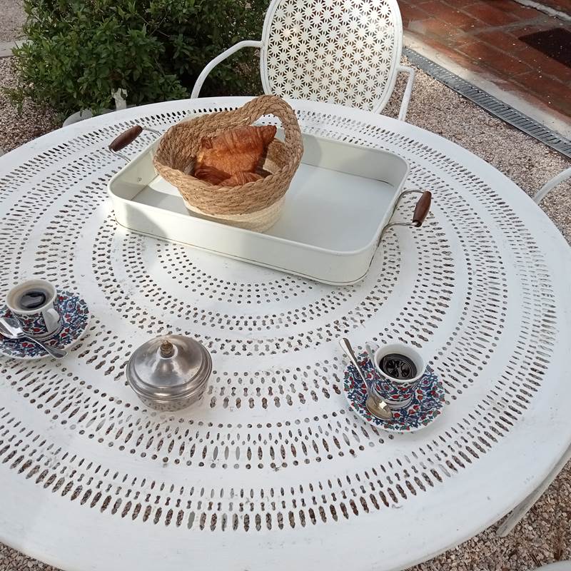 Le Mas Palegry chambres d'hôtes Perpignan - Le petit déjeuner servi exceptionnellement dans le jardin sur demande. Croissants délicieux, baguette craquante sortant du four de la boulangerie Pensuet à Villeneuve de la Raho