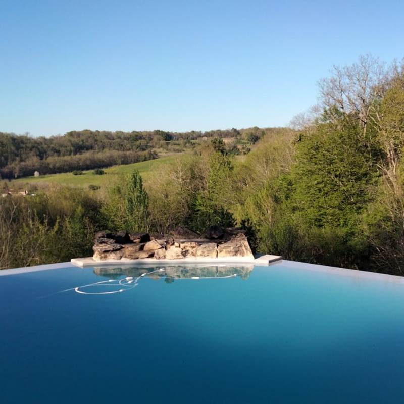 piscine à double débordements et traitée au sel