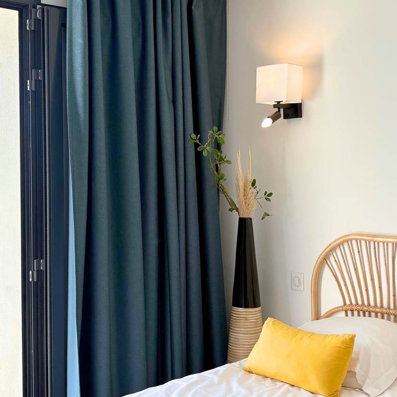 Chambre enfants donnant sur une grande terrasse vue mer