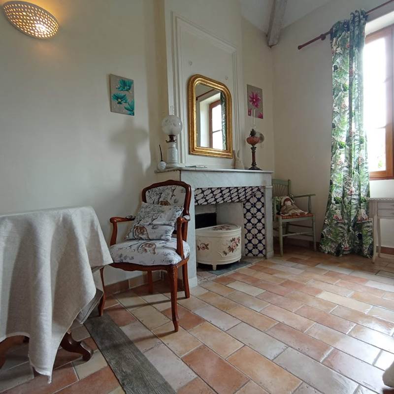 coin table dans la chambre amado
