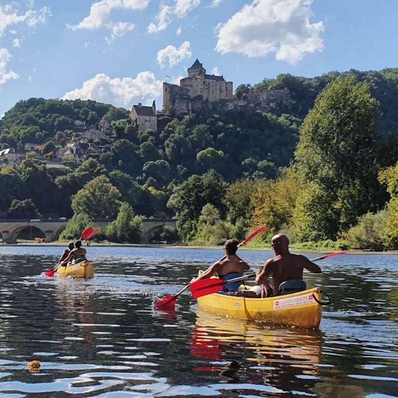 Canoé à proximité, au pied des châteaux
