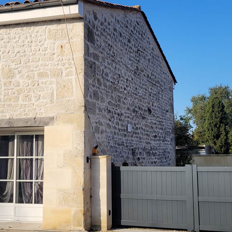 Vue extérieur maison avec le portail fermé