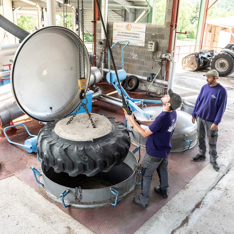 Tourisme de savoir-faire en Drôme : visite d’une distillerie familiale ouverte au public au pied du Vercors-galerie