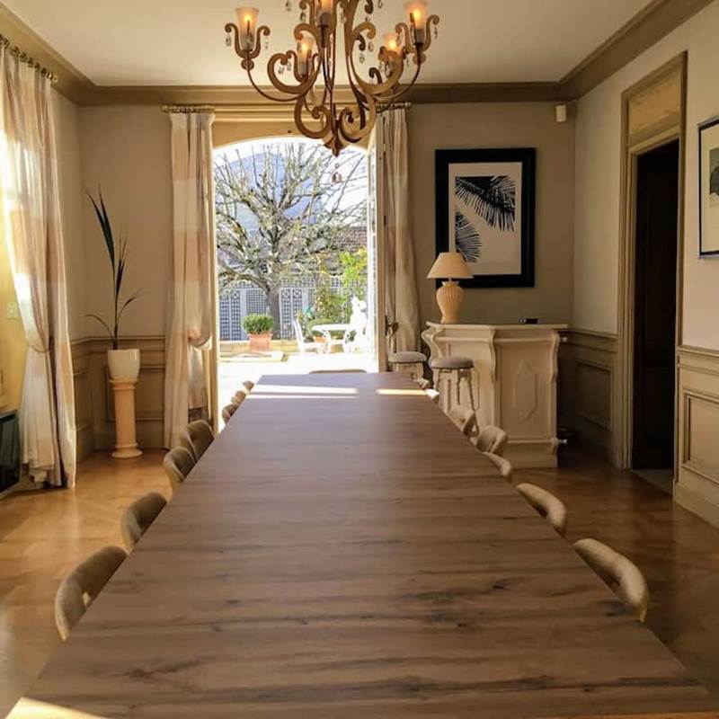 Salle à manger avec table pour 16 convives