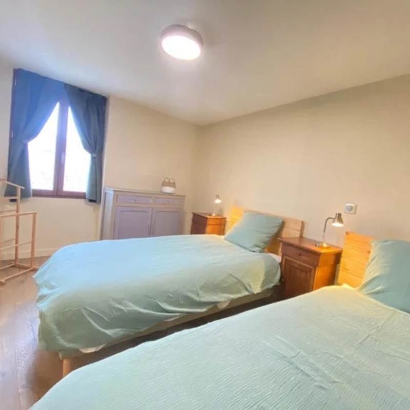 grande chambre lumineuse  chambre cosy Alpes  gîte avec chambres confortables