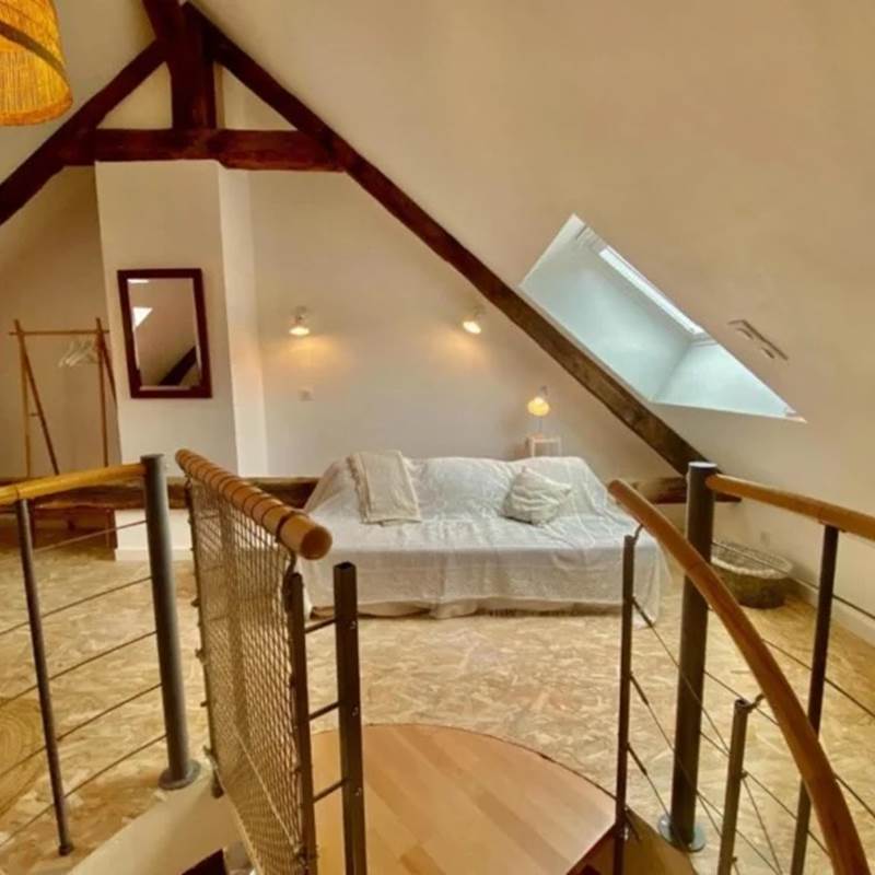 escalier colimaçon pittoresque  intérieur lumineux et spacieux