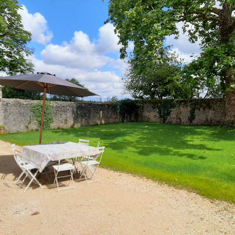 table de jardin du gîte du Cerf
