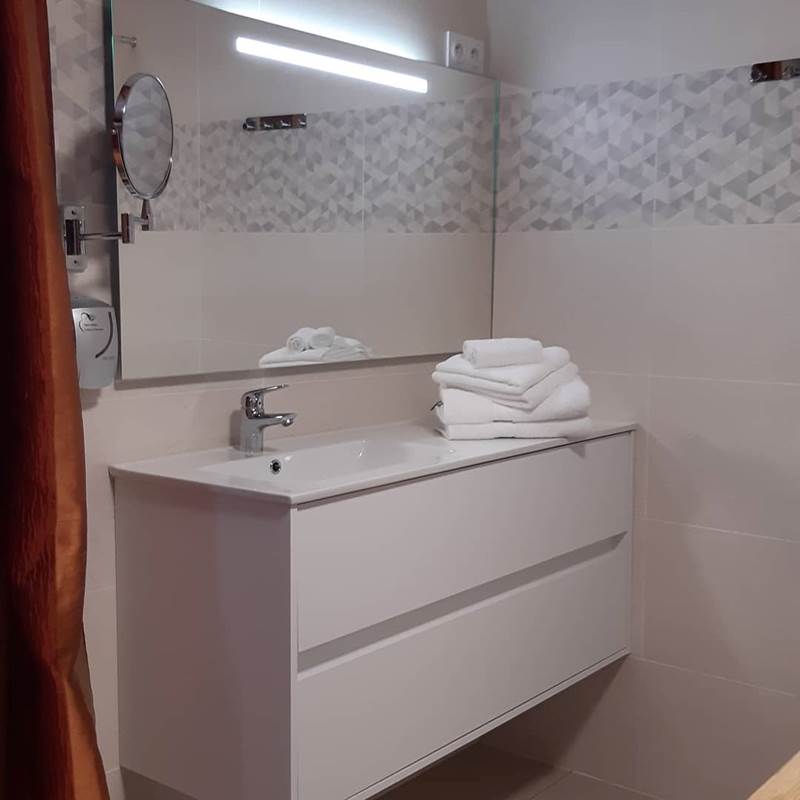 chambre l'R de Rien, espace sanitaire - lavabo avec meuble lavabo, rénovation juin 2021