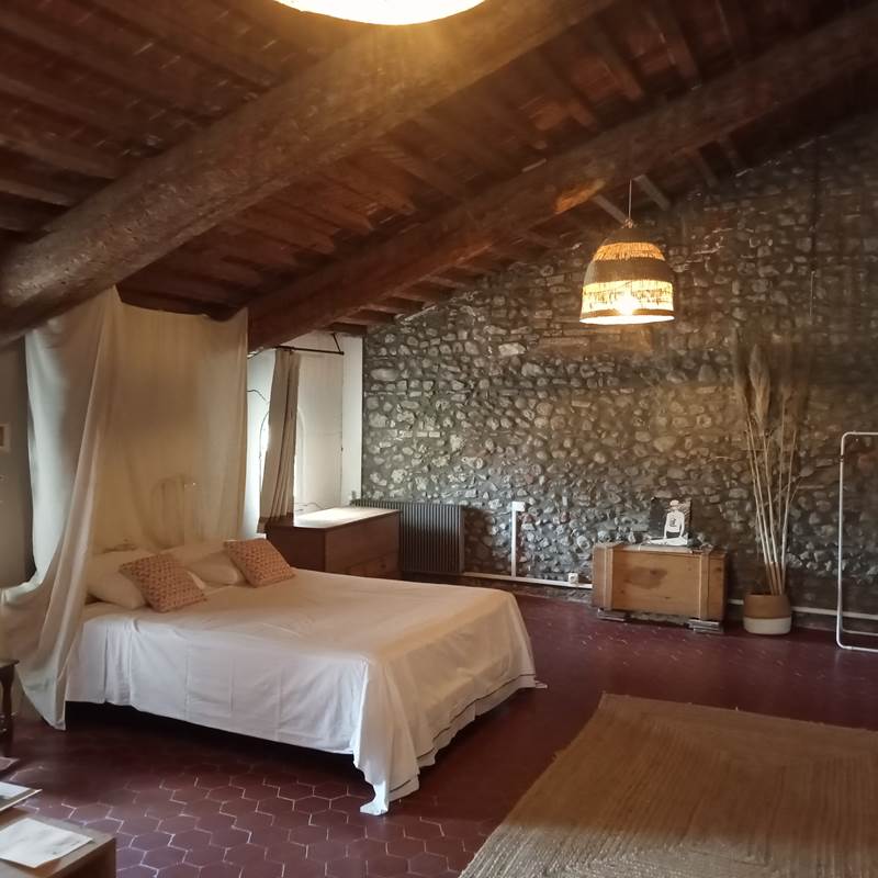 Le Mas Palegry chambres d'hôtes Perpignan - chambre n°5 suite impériale. Lit queen size. Une ambiance rétro et un retour vers l'enfance au pays du soleil
