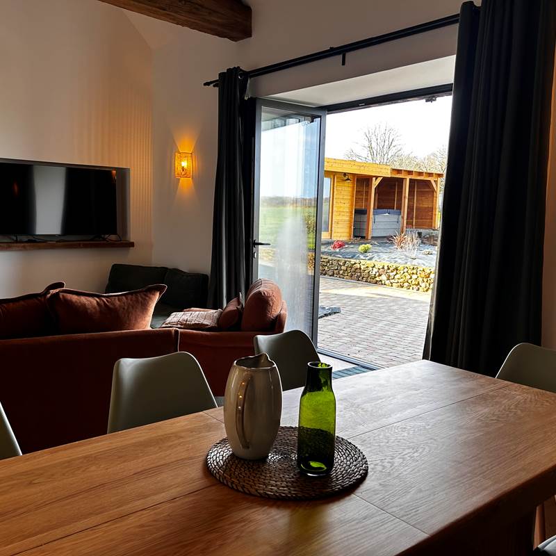 salon avec vue sur le spa