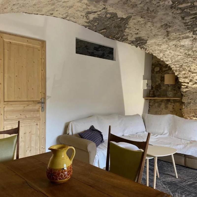 salon voûté en pierre  salon convivial gîte de charme