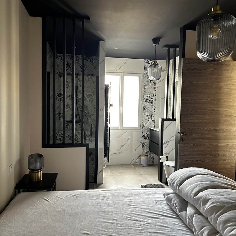 Logement 3 Evasion LE MAINE LOREVA CONSTANT vue chambre sur salle de bain