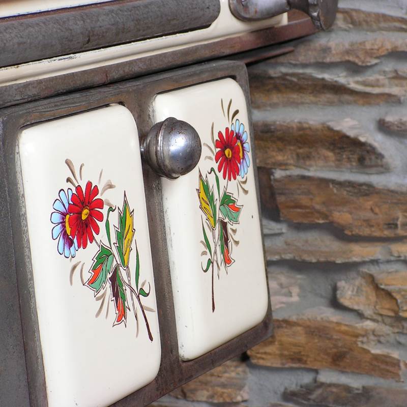 Ardennes : fleurs sur cuisiniere antique