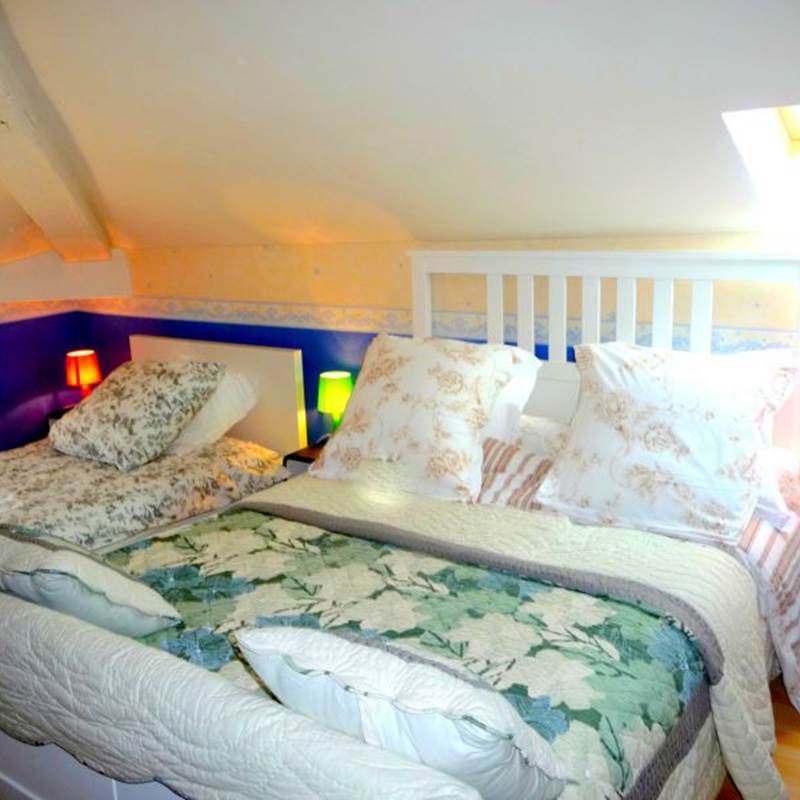 Chambre double deuxième étage, climatisation, lit 140, bureau, tv, rangements.