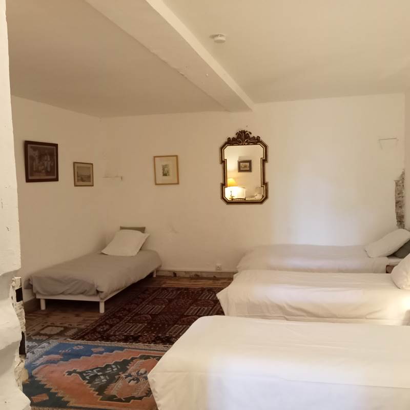 Le Mas Palegry chambres d'hôtes Perpignan - Chambre n°4 suite aux oiseaux une chambre parentale avec un lit double. Une chambre avec 3 lits simples, un grand bureau et une table en marbre. Une salle de bains
