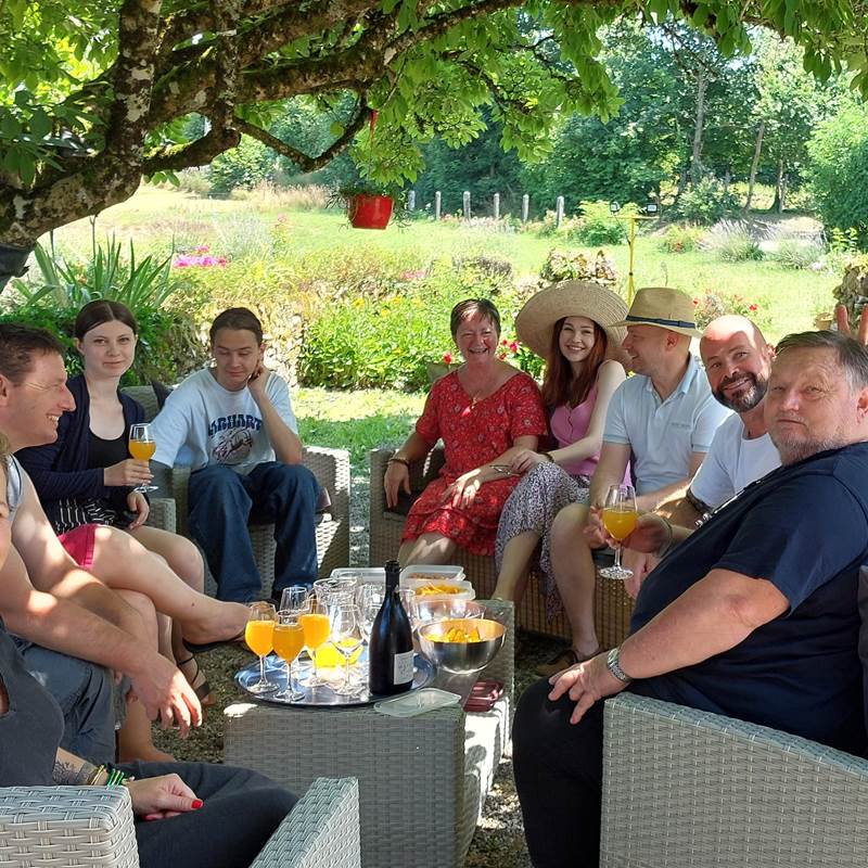 20230709_131558 sous le magnolia en famille