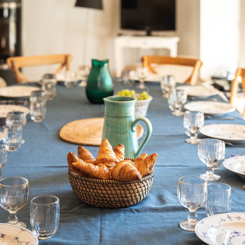Couvert pour 12 personnes au gîte du Cygne