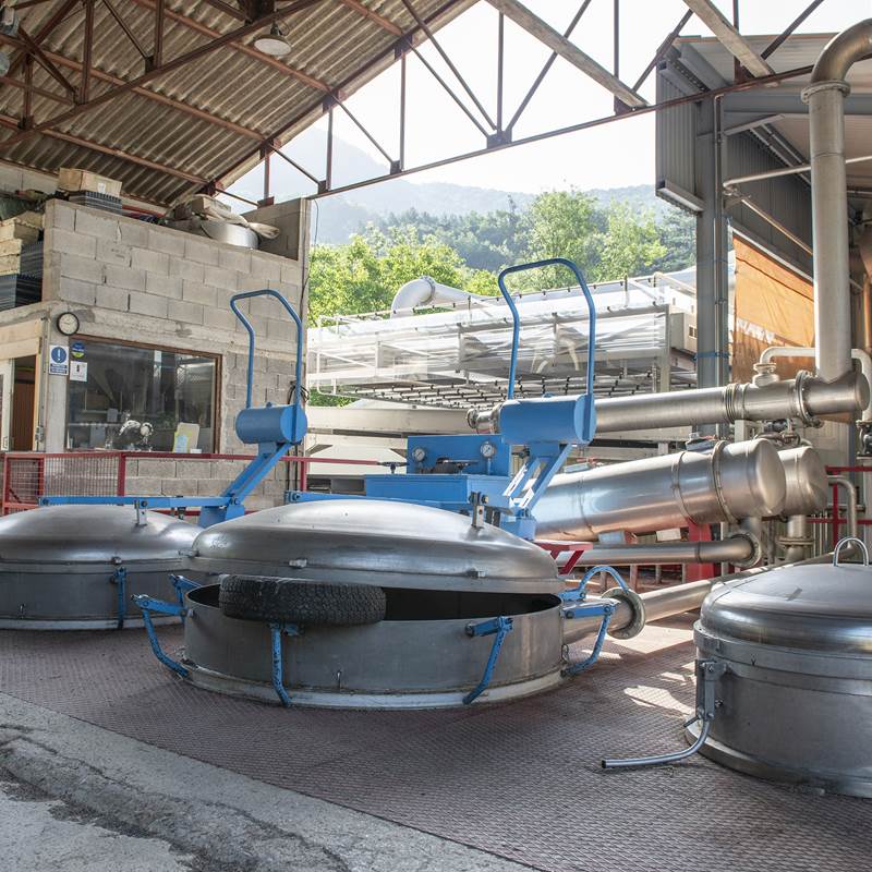 Activité de distillateur de lavande depuis 1930 : distillation à la vapeur pour produire huiles essentielles et hydrolats-galerie