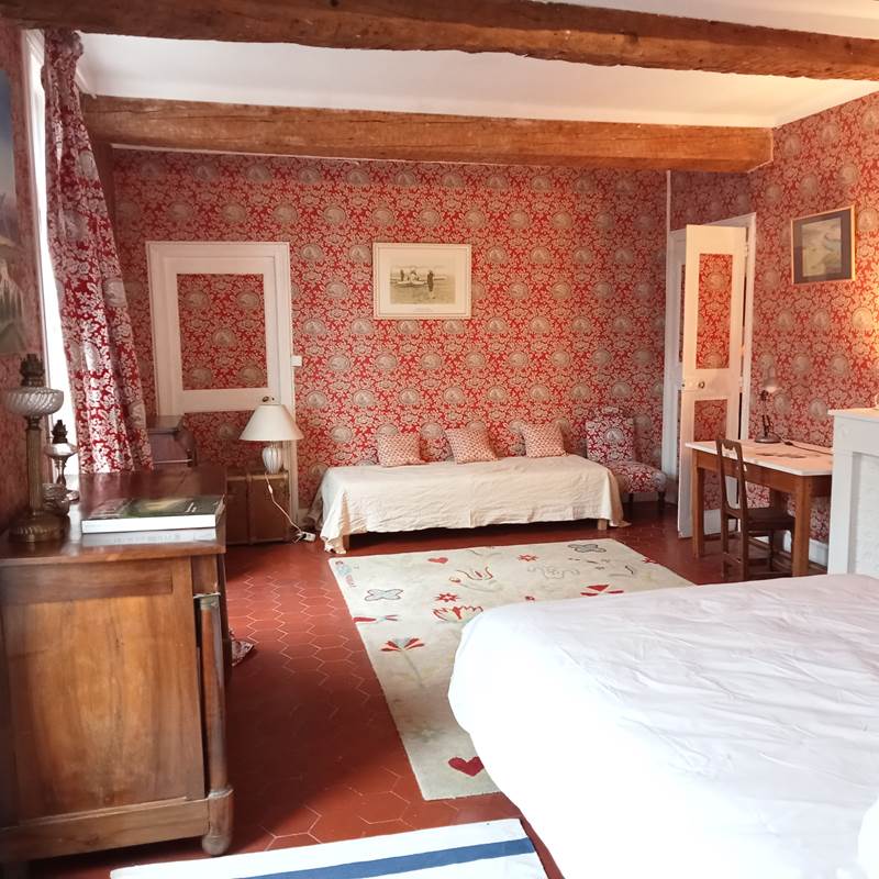 Le Mas Palegry chambres d'hôtes Perpignan - Chambre n°3 côté terrasse, un grand lit double et un lit simple. une cheminée et une salle de bain avec toilettes privative. Décor garanti début années 60. Sol en tomettes anciennes. Portes fenêtres sur mesure de 1870.