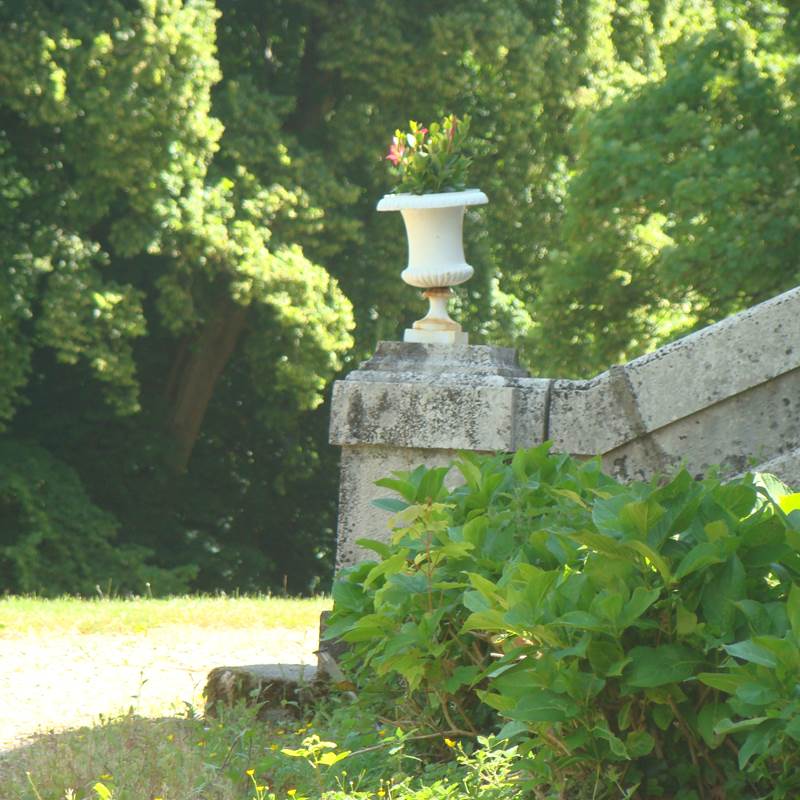 Derrière le château