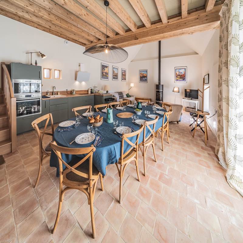 table extensible dressée pour 12 personnes - gite du Cygne