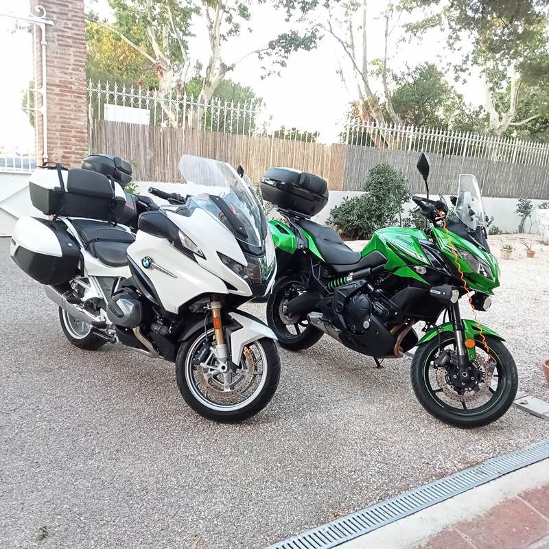 Le Mas Palegry chambres d'hôtes Perpignan - Le parking à motos dans le jardin protégé par une magnifique grille en fer forgé et un portail majestueux fermé par un cadenas