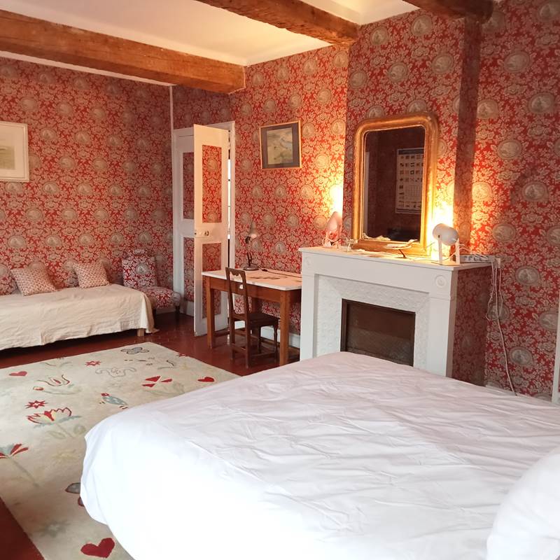 Le Mas Palegry chambres d'hôtes Perpignan - Chambre n°3 côté terrasse, un grand lit double et un lit simple. une cheminée et une salle de bain avec toilettes privative. Décor garanti début années 60. Sol en tomettes anciennes. Portes fenêtres sur mesure de 1870.