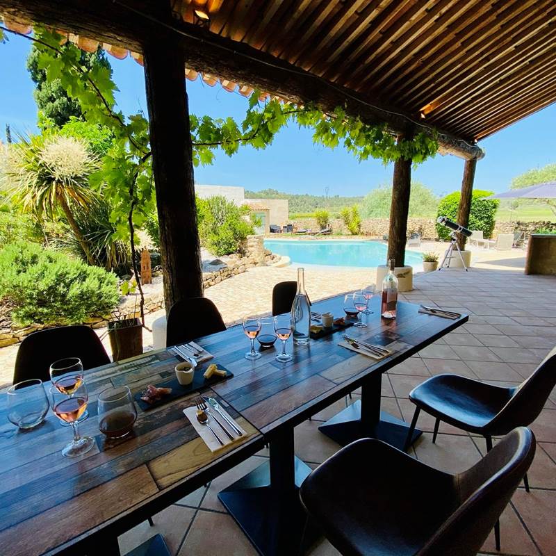 table d'hôtes avec vue piscine