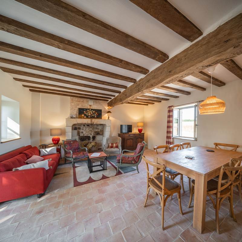 salon et table de salle à manger - gîte du Cerf