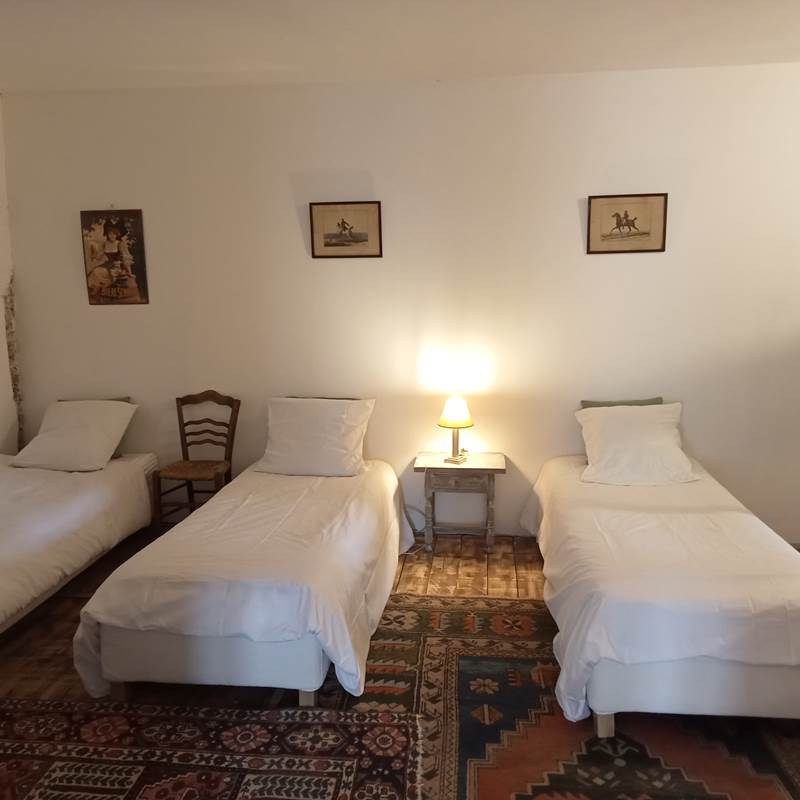 Le Mas Palegry chambres d'hôtes Perpignan - Chambre n°4 suite aux oiseaux une chambre parentale avec un lit double. Une chambre avec 3 lits simples, un grand bureau et une table en marbre. Une salle de bains